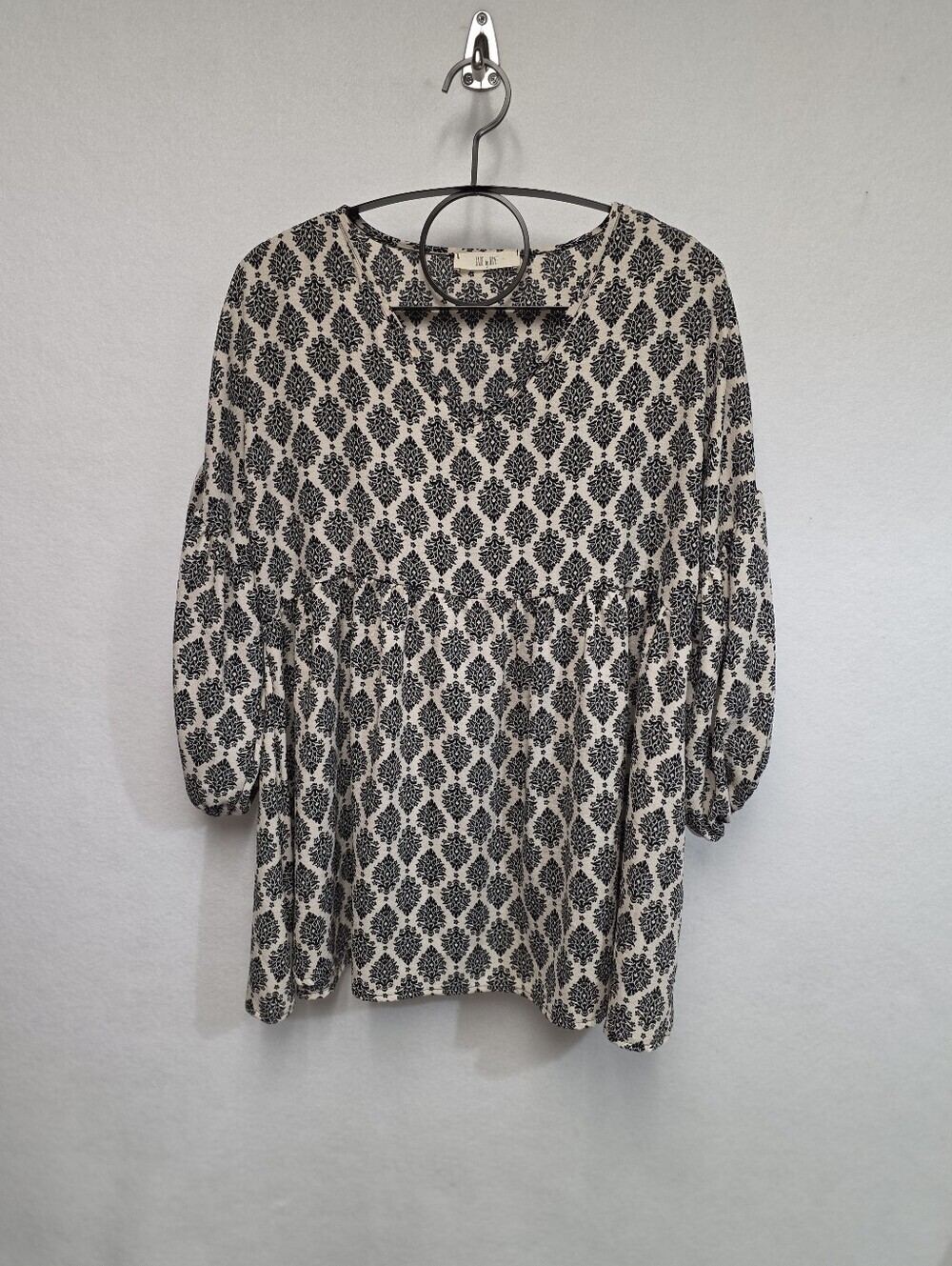 Jade By Jane V-Neck Long Sleeve Blouse in Cream and Black Size Medium - Picture 9 of 9